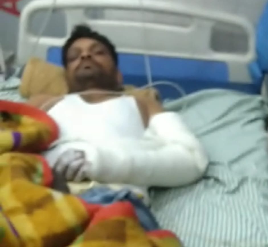 मैनपुरी:- शराब के नशे में तेजरफ्तार मोटरसाइकिल ने संविदा कर्मी को मारी टक्कर,घायल की हालत नाजुक ।