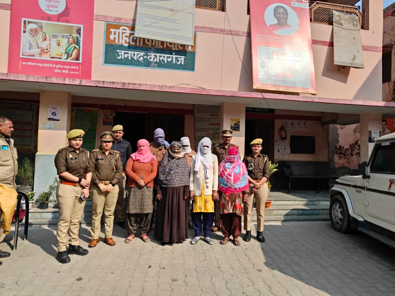 कासगंज जनपद में देह व्यापार करने वाले लोगों को एसओजी टीम और महिला थाने की पुलिस ने दवोचा
