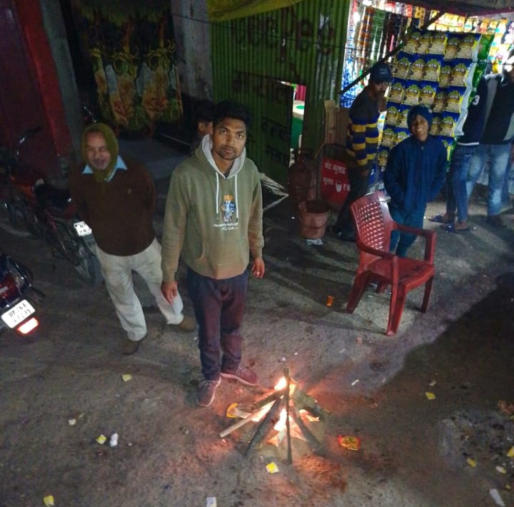 बरेली - नगर पंचायत फतेहगंज पश्चिमी चेयरमैन इमराना बेगम ने जगह-जगह जलवाएं अलाव।
