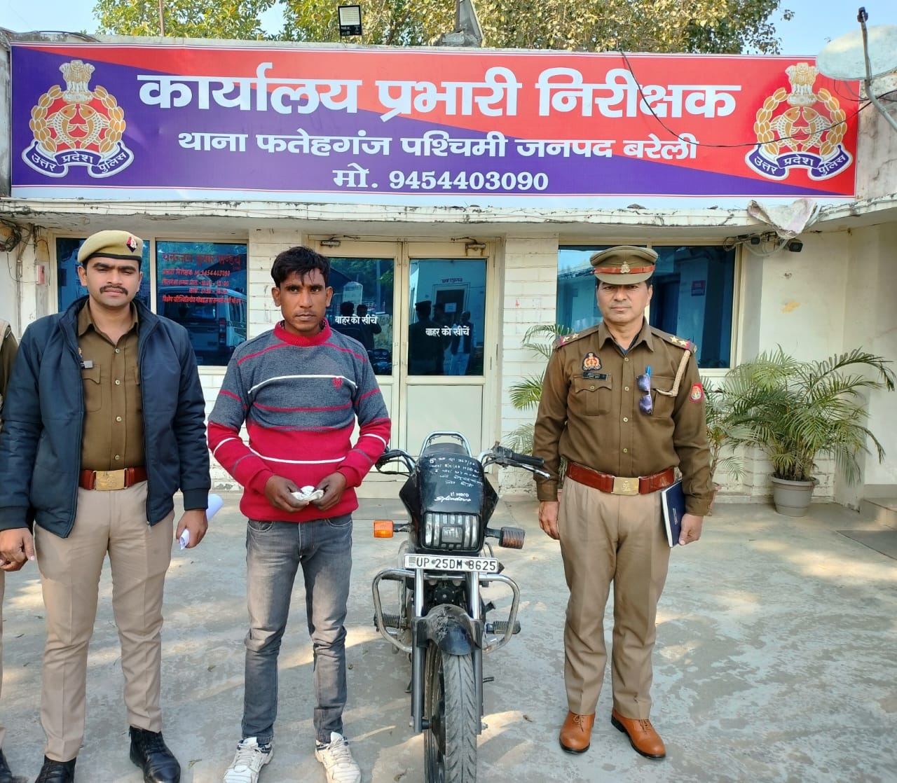 बरेली - फतेहगंज पश्चिमी पुलिस ने अवैध स्मैक के साथ एक तस्कर को किया गिरफ्तार एक फरार पुलिस ने किया मुकदमा दर्ज।