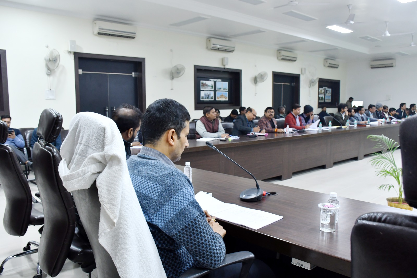 प्रयागराज-मण्डलायुक्त विजय विश्वास पंत की अध्यक्षता में धान खरीद एवं अन्नपूर्णा भवन योजना के अन्तर्गत उचित दर दुकानों के निर्माण की समीक्षा बैठक संपन्न हुई
