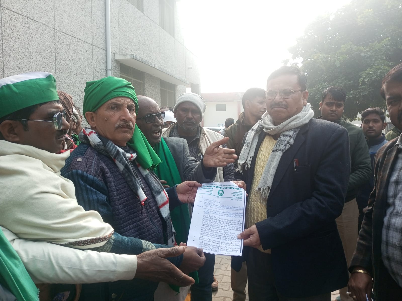 बदायूं:भारतीय किसान यूनियन  (अराजनैतिक असली ) खनन अधिकारी के कार्यालय पर एक दिवसीय धरना प्रदर्शन