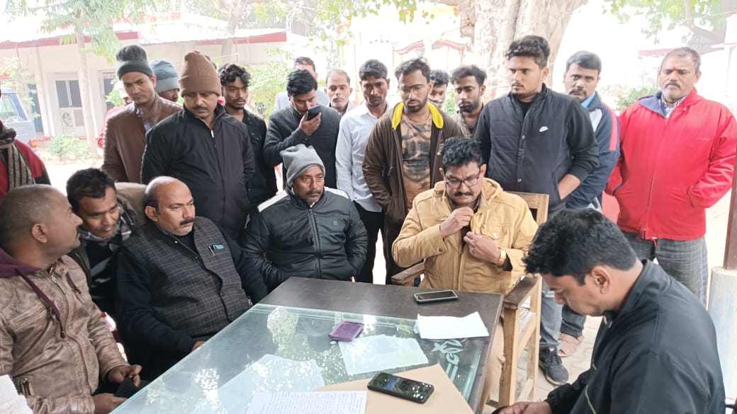 प्रयागराज: कोराव बाजार में कपड़ा व्यापारी की दुकान में लगी आग