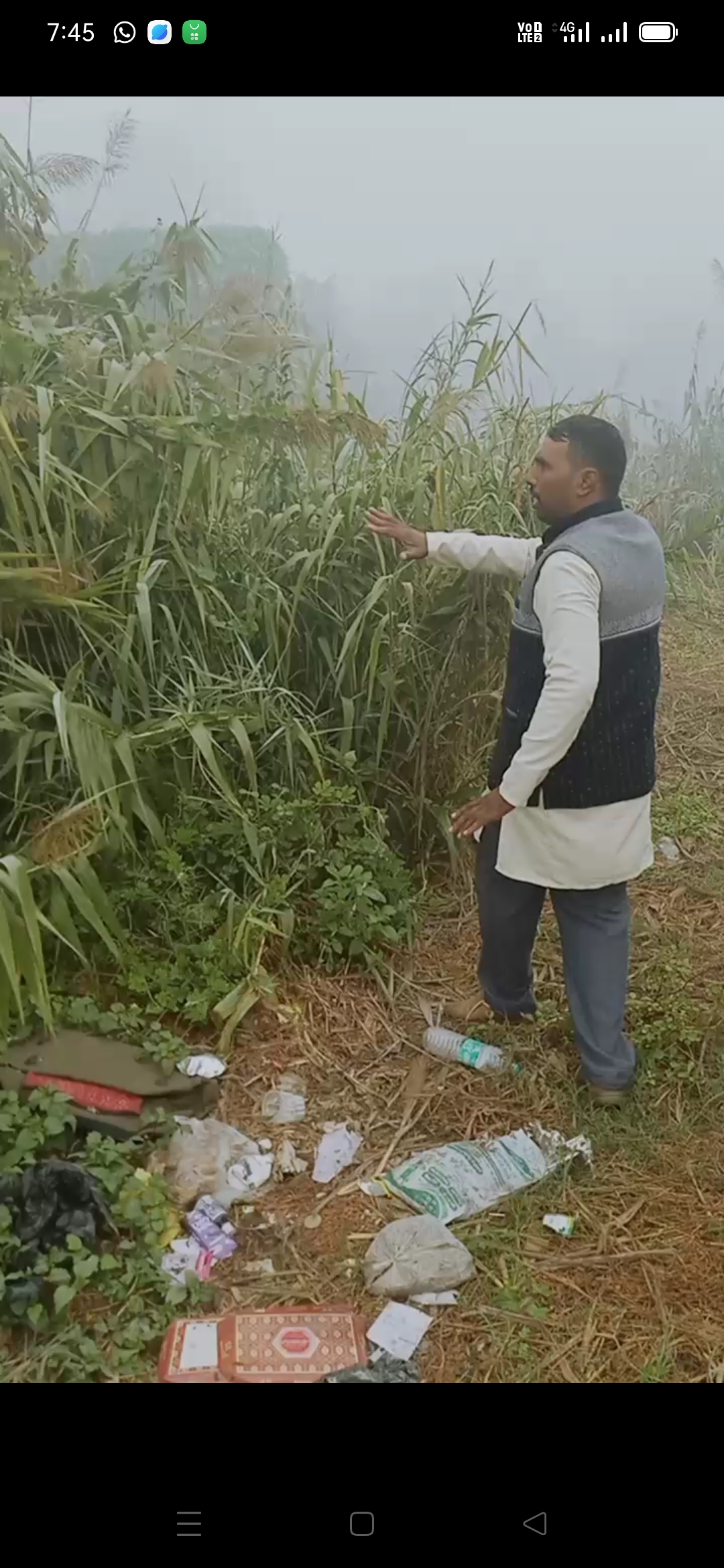 ग़ाज़ीपुर : सफाई कर्मचारियों व सचिव की मिलीभगत रोड़ पर कचड़े का अंबार