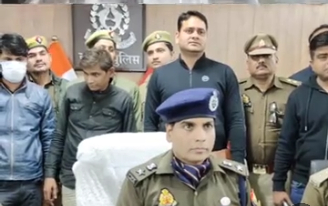 इटावा पुलिस मुठभेड़ में तीन बदमाश गिरफ्तार 2 के गोली लगी 15 लाख का जेवर 4 लाख लाख रुपए बरामद