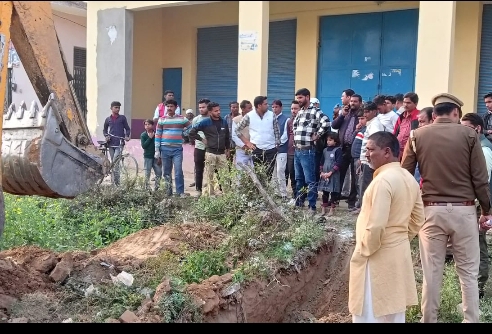 बरेली - सिरौली नगर पंचायत में राजस्व टीम ने पहुंचकर सुलझाया रास्ते का विवाद।