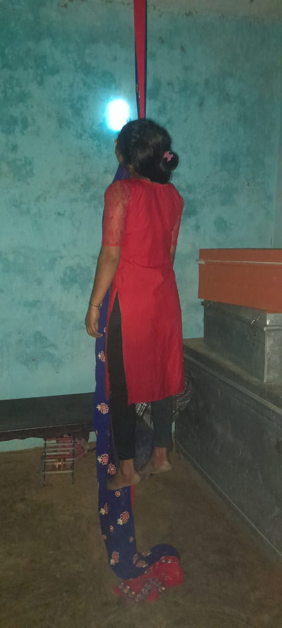रायबरेली : ऊंचाहार थाना क्षेत्र के गांव नेवाजी का पुरवा धमोली में संदिग्ध परिस्थितियों में युक्ती ने फांसी लगा के की जीवन समर्पण।