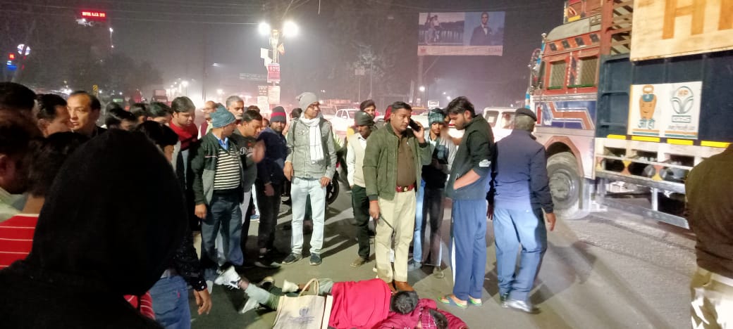 एटा : होटल माया पैलेस के सामने दो सगे भाइयों को अज्ञात वाहन ने रौंदा