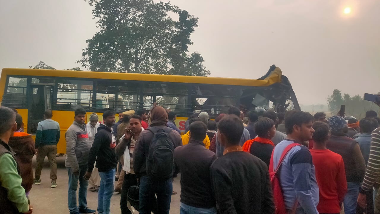 रायबरेली -स्कूली बस-ट्रक में आमने सामने भिड़ंत, बस ड्राइवर व एक मजदूर की मौत, 10लोग घायल