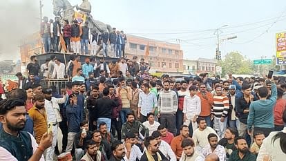 गोगामेड़ी की हत्या के विरोध में मैनपुरी में प्रदर्शन, करहल चौराहा किया जाम