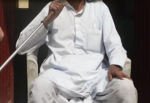 कागजों में मृत घोषित कर दिया था बुजुर्ग, 13 साल बाद मंत्री ने बुलाकर कहा 'मुबारक हो, आप जिंदा हो
