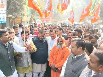 पीलीभीत में कांग्रेस सांसद के भ्रष्टाचार के विरोध में सड़क पर उतरी भाजपा