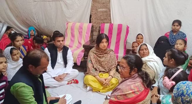 मैनपुरी पहुंची डिंपल यादव, बोलीं-स्वामीप्रसाद मौर्य के बयान उनके निजी विचार, सभी धर्मों को साथ लेकर चल रही सपा