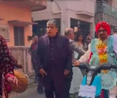 इलेक्ट्रिक बाइक से बारात लेकर पंहुचा दूल्हा