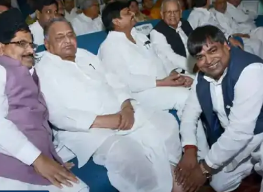पूर्व खनन मंत्री गायत्री प्रजापति के चार फ्लैट सीज, खबर पढिये