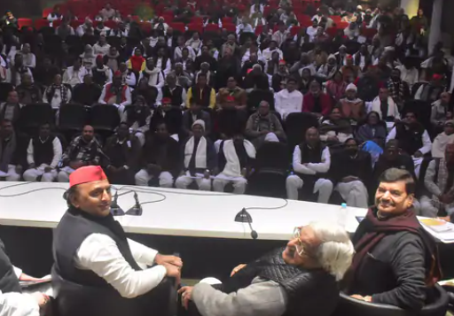 "उस पवन हृदय में बसते हैं सियाराम,।। जो करता रीति मर्यादा का मान" अखिलेश यादव