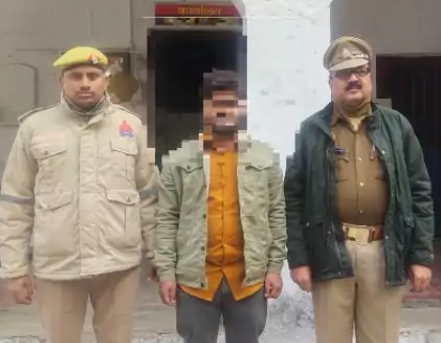 ज्वेलरी की दुकान में शनिवार दोपहर खरीदारी करने के बहाने दो महिलाओं संग दुकान में घुसे युवक को दुकानदार ने चोरी करते पकड़ लिया