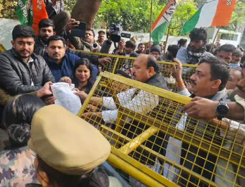 कांग्रेस पार्टी ने बुधवार को IIT-BHU में छात्रा के साथ गैंगरेप के विरोध में पूरे प्रदेश में जोरदार प्रदर्शन किया