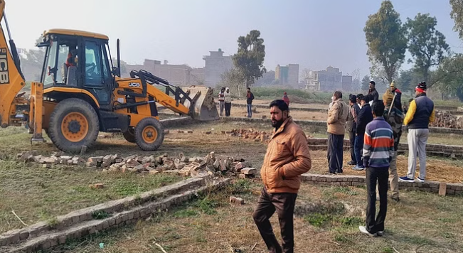 मैनपुरी में बांकेबिहारी मंदिर की जमीन पर हुए अवैध कब्जे पर चला बुलडोजर, मुक्त कराई गई दो बीघा भूमि