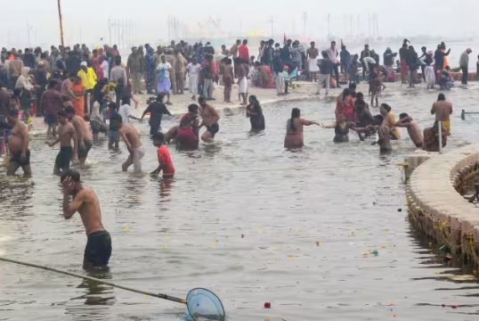 प्रयागराज-पौष पूर्णिमा स्नान पर्व पर लाखों श्रद्धालुओं ने लगाई आस्था की डुबकी