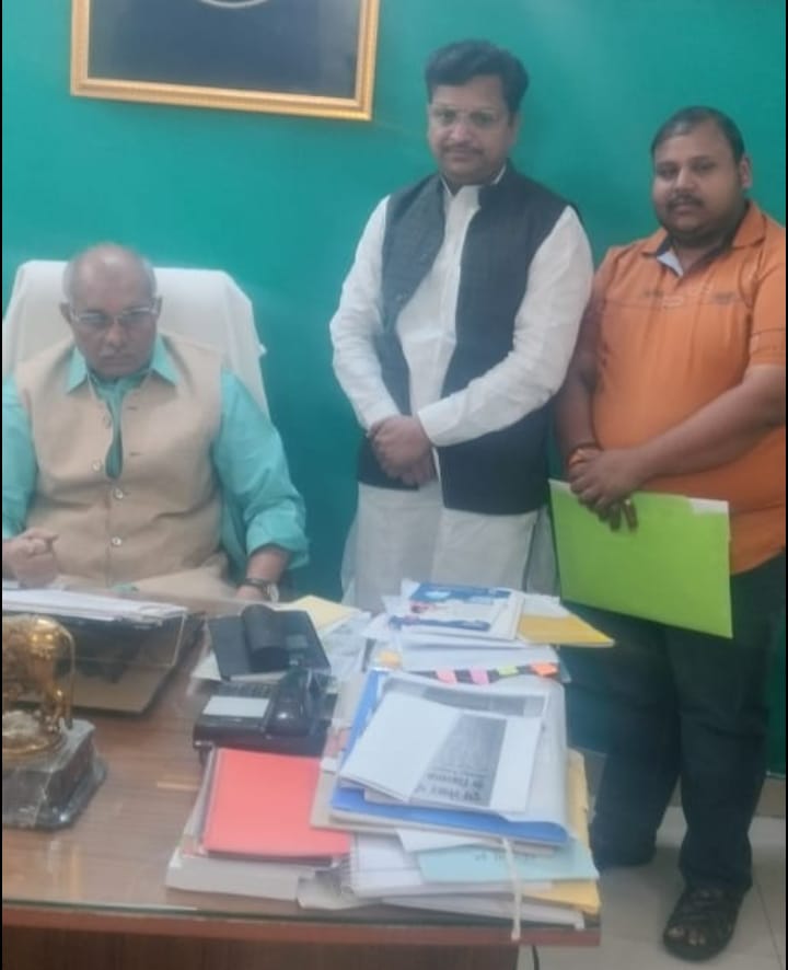 बरेली - रबर फैक्ट्री की जमीन पर औद्योगिक हब बनाने के लिए भाजपा नेता आशीष अग्रवाल ने लखनऊ में कैबिनेट मंत्री धर्मपाल सिंह से मुलाकात कर ज्ञापन सौंपा।