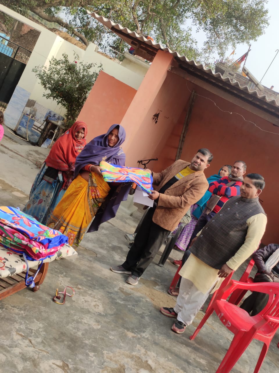 पीलीभीत :- समाजसेवी मास्टर राजेंद्र सिंह गंगवार ने बुजुर्गों को कम्बल वितरण कर राम जन्मभूमि अयोध्या ले जाने की तैयारी में जुटे लिए