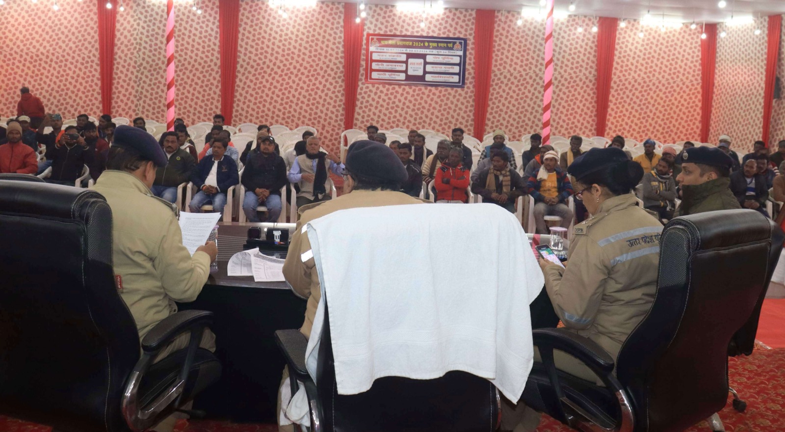 पुलिस आयुक्त द्वारा संगम स्थित मानसरोवर सभागार में अध्यक्ष, प्रयागराज नाविक संघ व नाविकों के साथ बैठक आयोजित