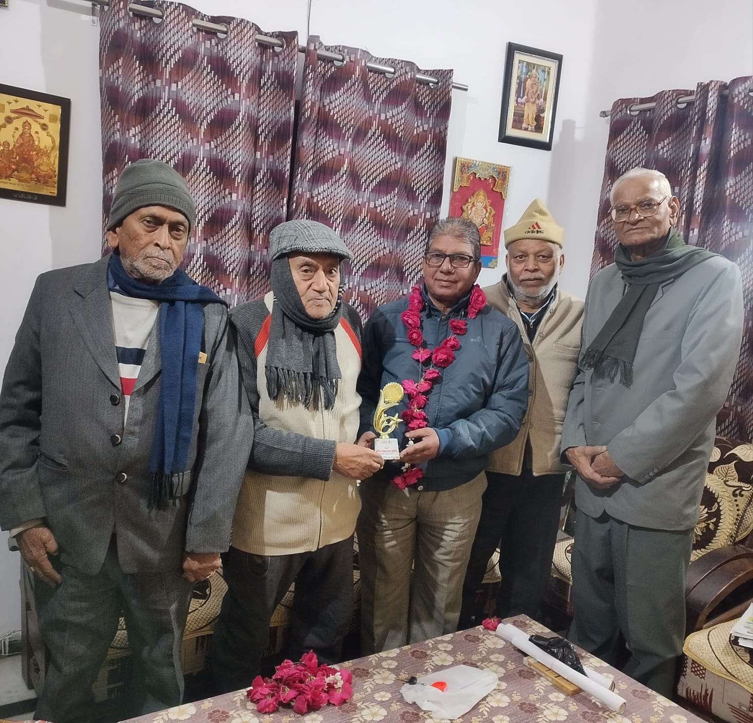 बरेली - वरिष्ठ जन कल्याण समिति का कार्यक्रम संपन्न, दिनेश दादा को किया सम्मानित।