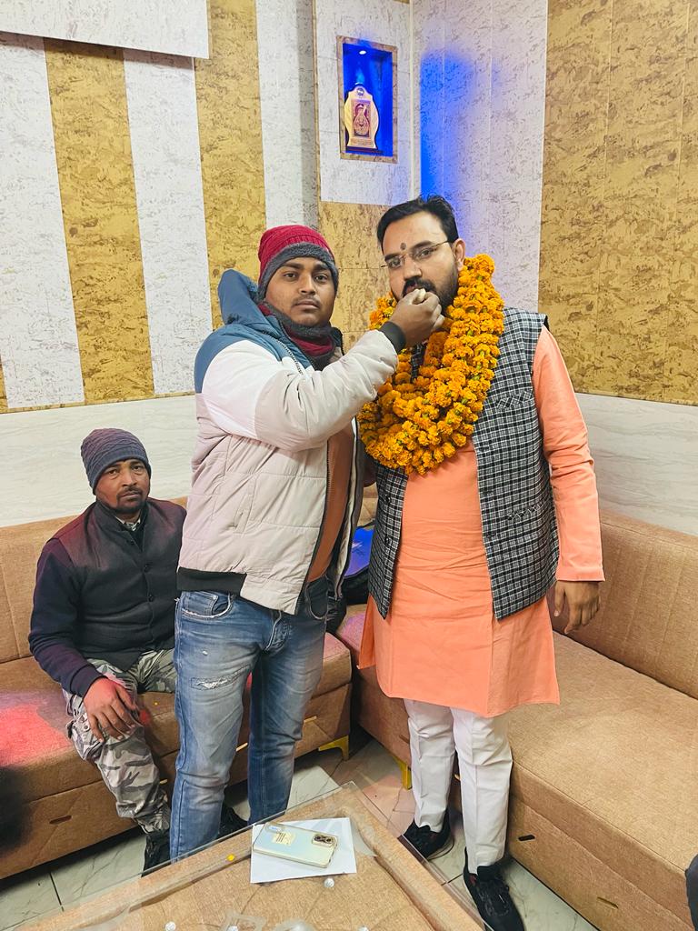 बरेली- यशु गुप्ता लगातार दूसरी बार बने भाजपा मंडल अध्यक्ष सिरौली कार्यकर्ताओं ने बांटी मिठाइयां ।