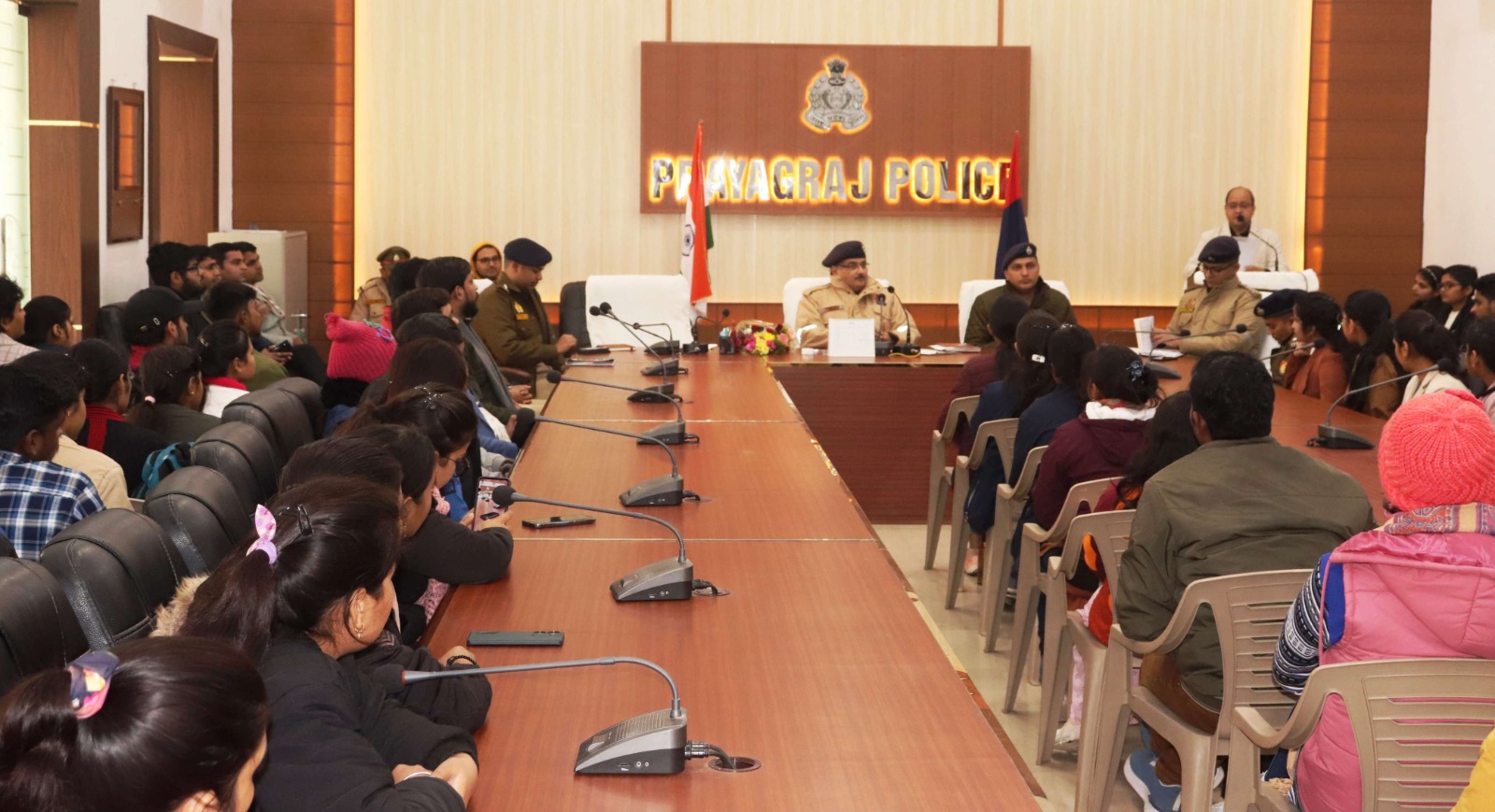 प्रयागराज शनिवार को प्रयागराज पुलिस के आलाधिकारियों ने प्रतियोगी परीक्षाओं की तैयारी करने वाले छात्रों से संवाद कार्यक्रम का आयोजन किया