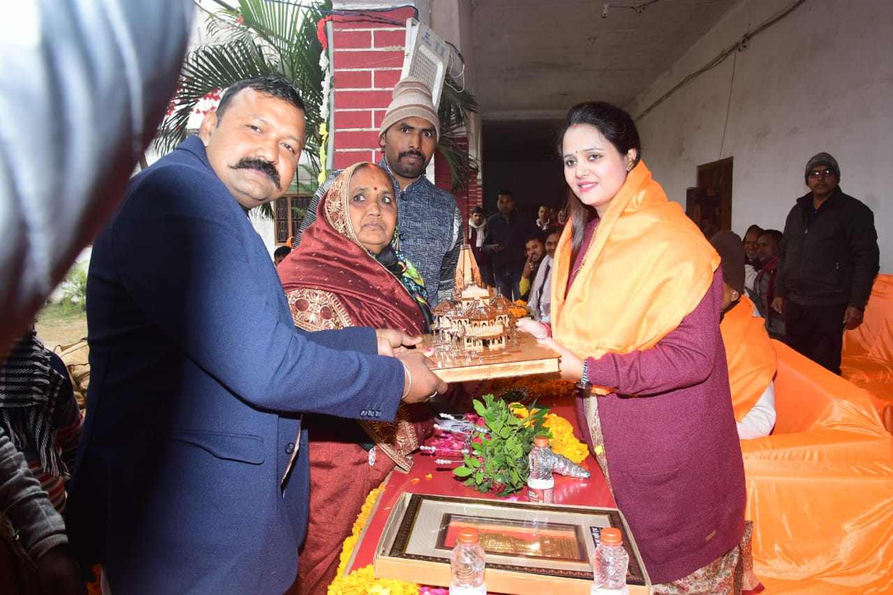गाजीपुर:महात्मा बुद्ध स्मृति ट्रस्ट बिरनो के सौजन्य से कंबल वितरण किया गया।