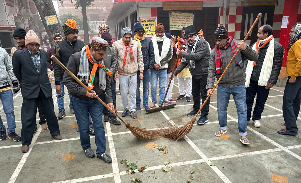 फर्रुखाबाद:स्वच्छता पखवाड़ा के प्रथम दिन भाजपा जिलाध्यक्ष ने पांडेश्वर नाथ मंदिर में पदाधिकारियों व कार्यकर्ताओं के साथ मंदिर परिसर में स्वच्छता कार्यक्रम चलाया