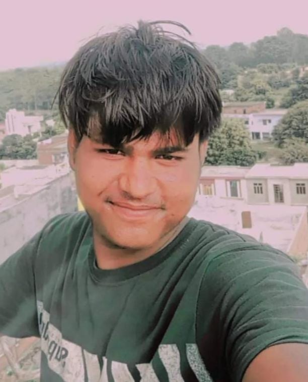 बरेली - धंतिया गांव में टावर के पास झोपड़ी में लटका मिला युवक का शव परिवार में मचा कोहराम।