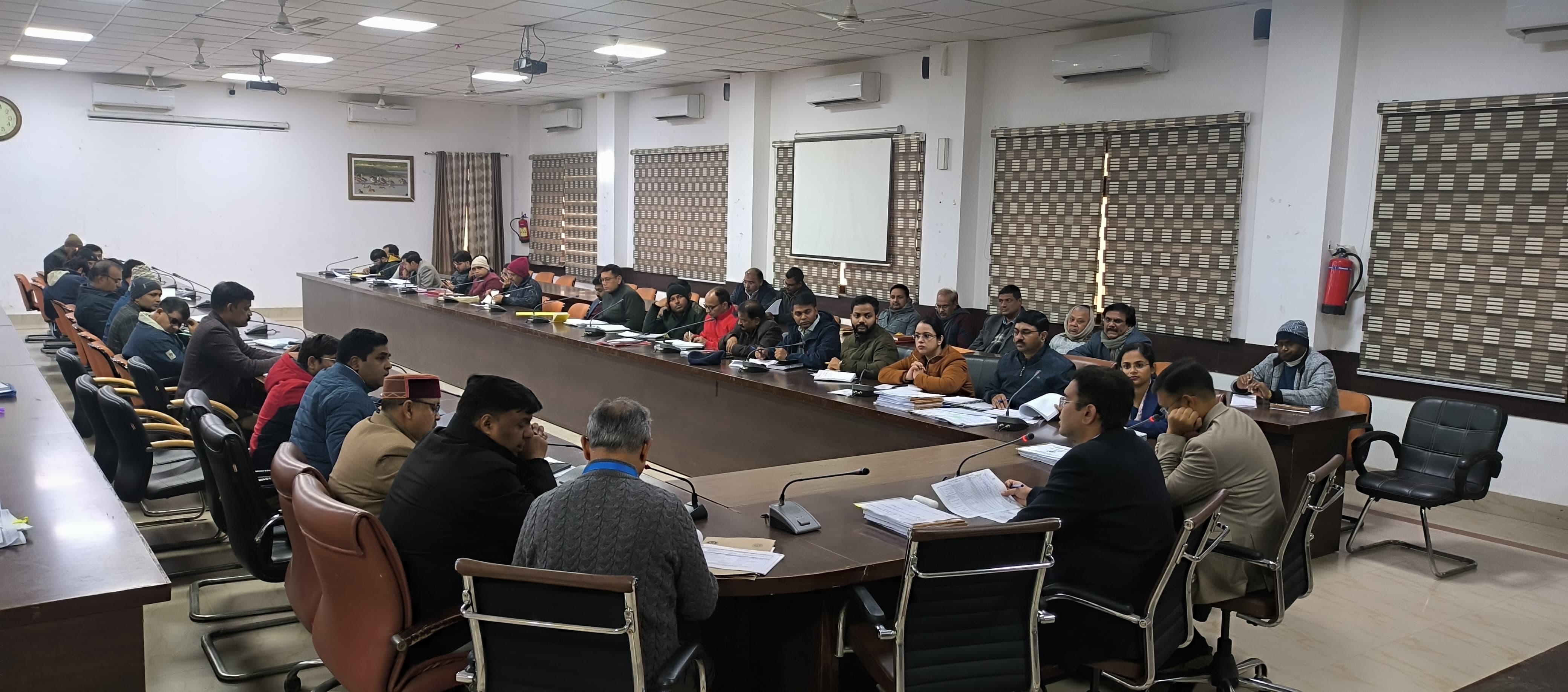 प्रयागराज - जिलाधिकारी ने उपजिधिकारीयों  व कार्यदाई संस्थाओं से संबंधित विभागों के अधिकारियों के साथ विकास कार्यों की प्रगति की समीक्षा  की