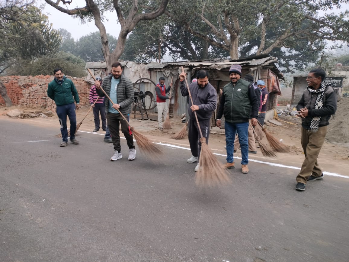 बरेली - नगर पंचायत चेयरमैन ने झाड़ू लगाकर की सफाई अभियान की शुरुआत।