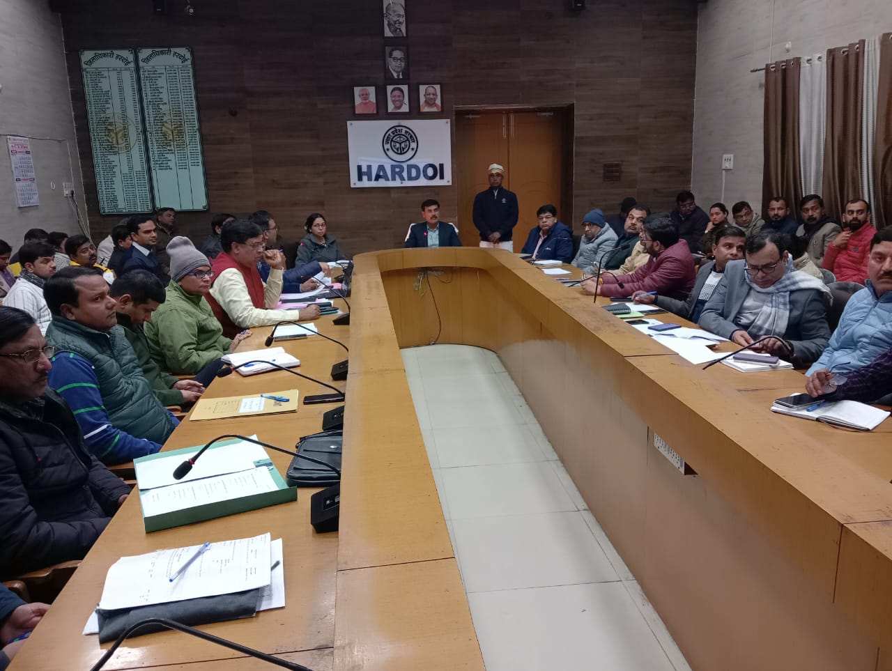 हरदोई : सीआरएस पोर्टल से जन्म एवं मृत्यु प्रमाण पत्र जारी किये जाये:- जिलाधिकारी