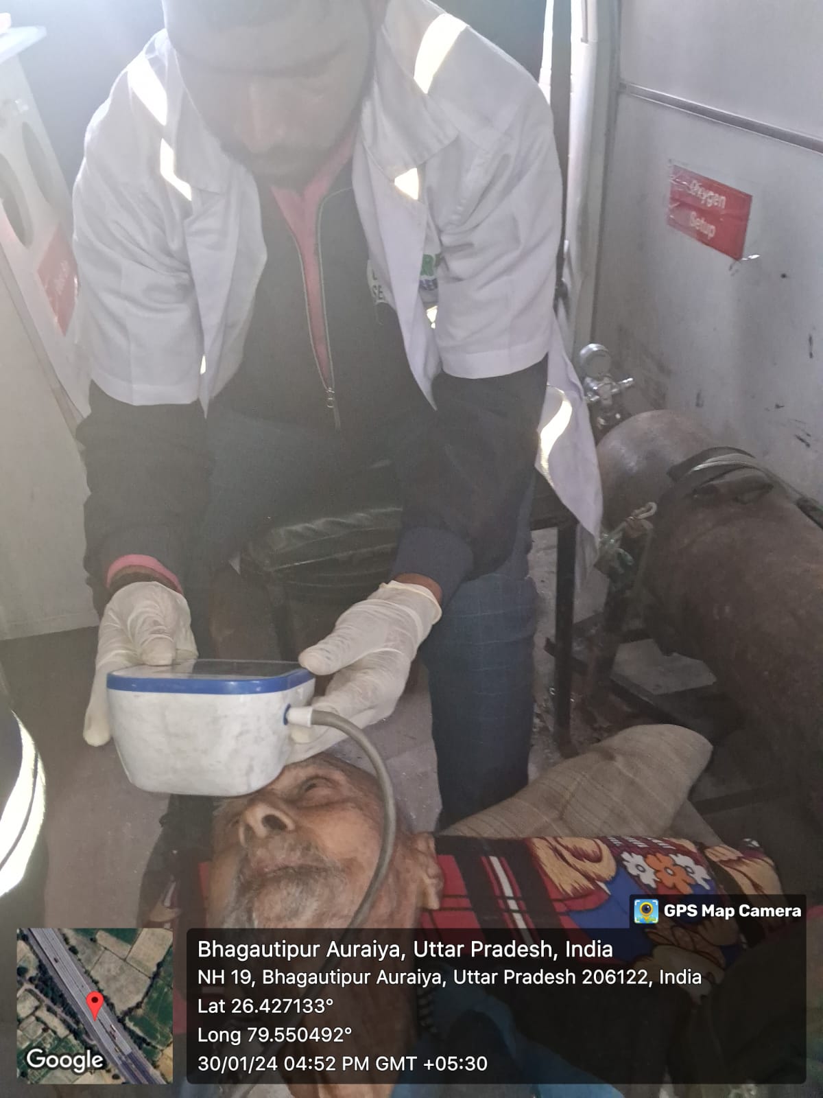 औरैया से कानपुर ले जाते समय एंबुलेंस कर्मी द्वारा दिया गया मरीज को पुनर्जीवन