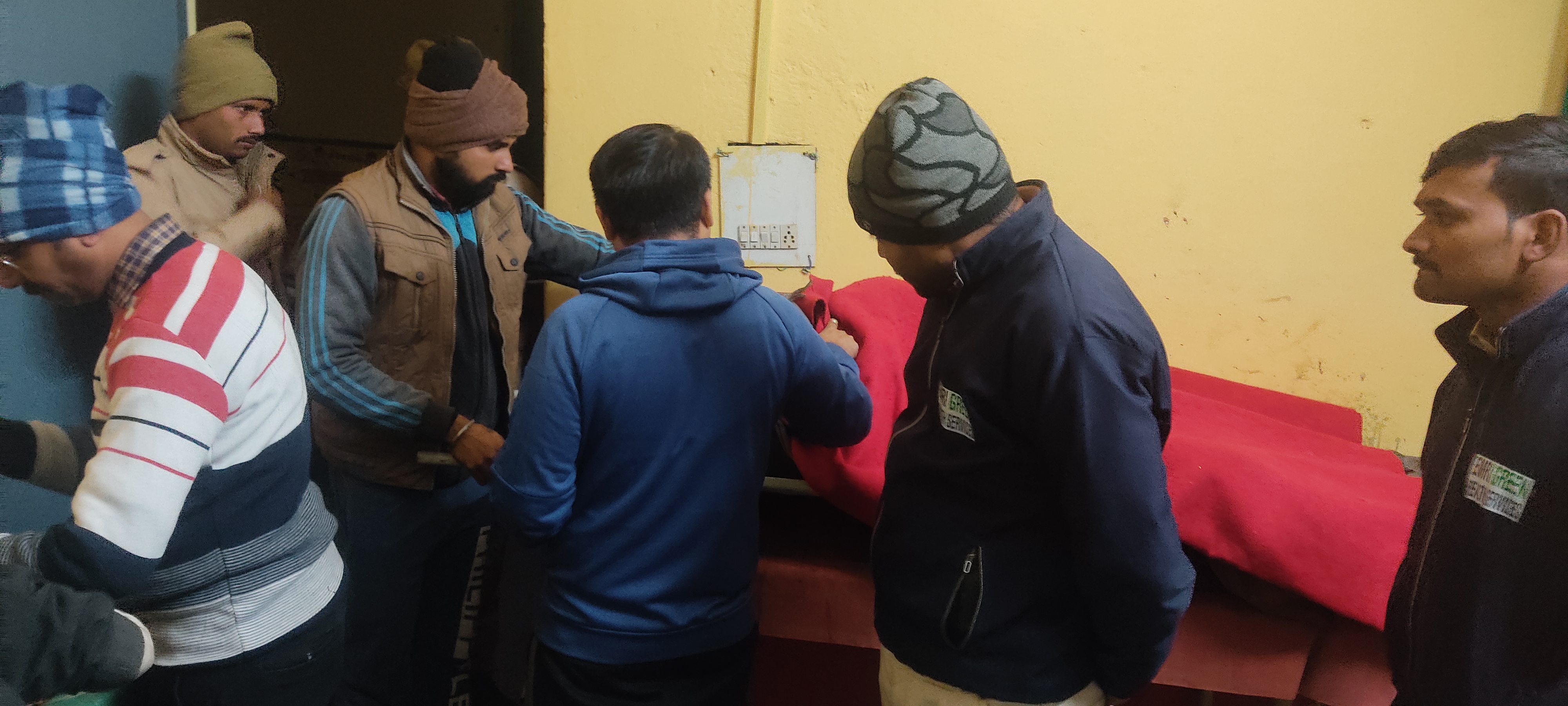 औरैया: सड़क दुर्घटना में दो बाइक आपस में टकराई दो घायल