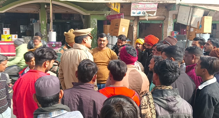बरेली - सिरौली अलीगंज मार्ग पर ड्राइवरो ने लगाया जाम, पुलिस ने खुलवाया।
