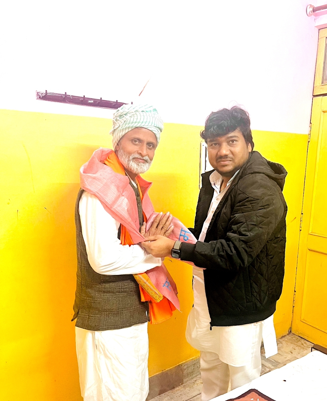 फर्रुखाबाद से पैदल अयोध्या जा रहे हसनैन का लखनऊ में भाजपा नेता विकास राजपूत ने किया स्वागत