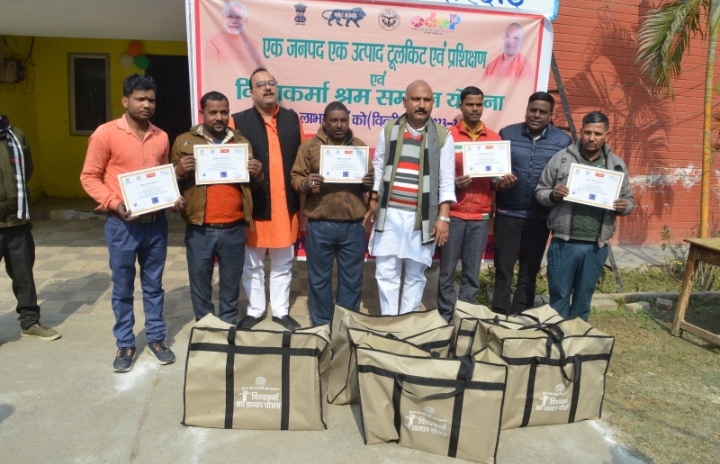 हरदोई : स्वरोजगार को बढ़ावा देने के लिए केन्द्र एवं प्रदेश सरकार द्वारा कल्याणकारी योजनाओं का संचालन किया जा रहा है:- अजीत सिंह बब्बन।
