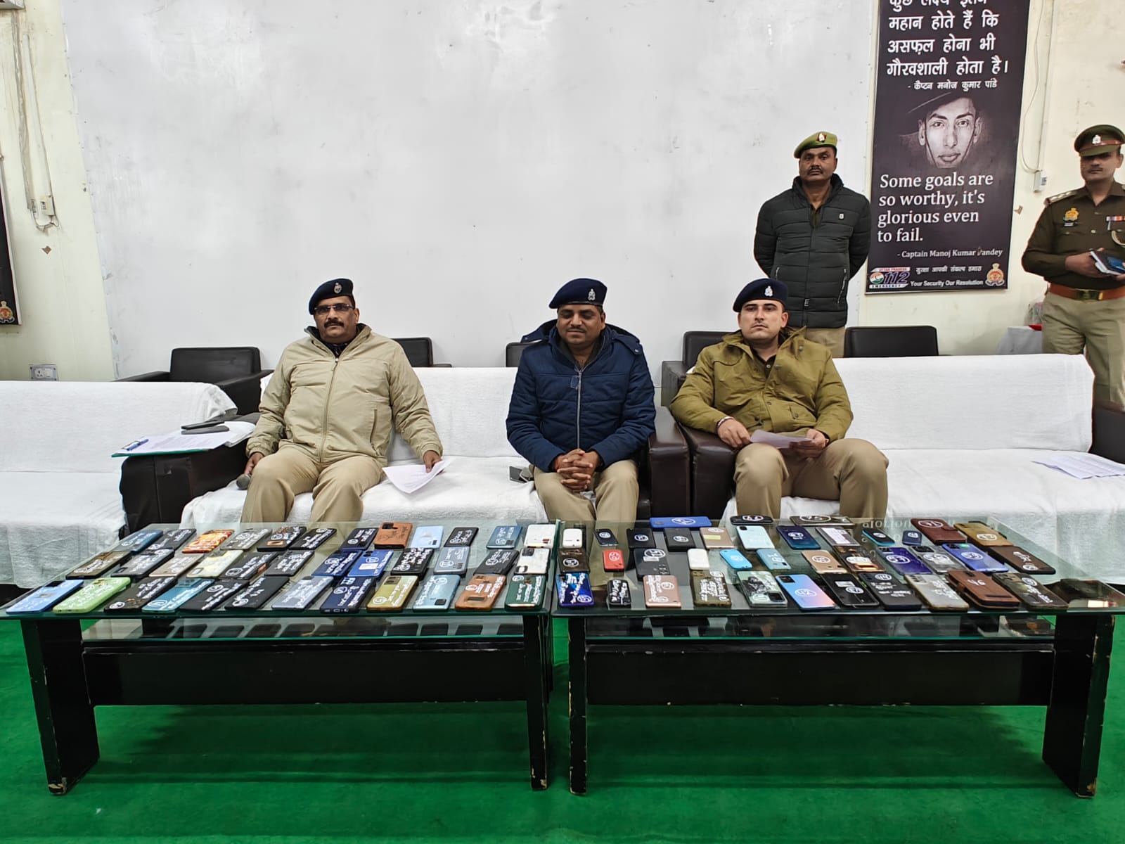 एटा : नव वर्ष पर पुलिस की सराहनीय पहल,खोए हुए 75 मोबाइल किये बरामद
