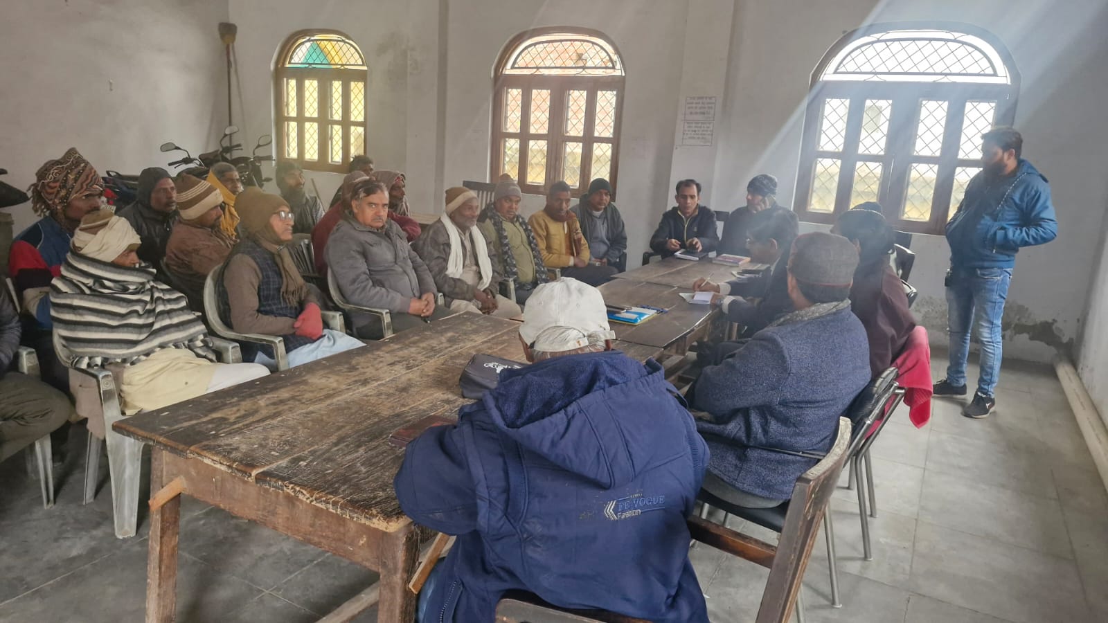 कासगंज: न्यौली शुगर मिल पर गन्ना किसानों के बकाया भुगतान को लेकर भाजपा मण्डल अध्यक्ष मनोज चौहान व क्षेत्र के गन्ना किसानों ने जिला गन्ना अधिकारी ओमप्रकाश सिंह को समस्याओं से अवगत कराया