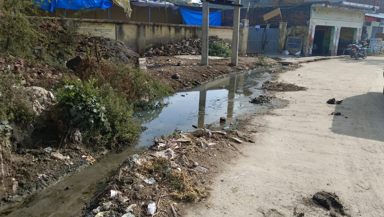 इटावा: नाली नहीं बनने से सड़क पर गिर रहा घरों का गंदा पानी, जलभराव से लोगों को हो रही परेशानी