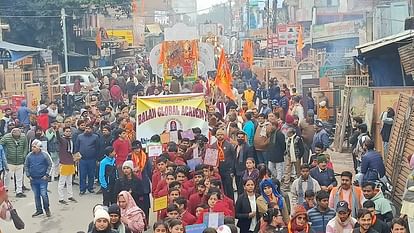 मैनपुरी में प्रतिमा स्थापना से पूर्व निकाली शोभायात्रा