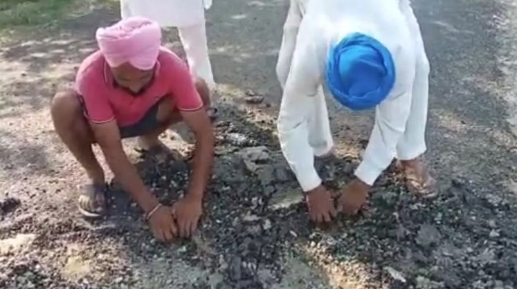 पीलीभीत में हाथ से उखड़ने लगी 60 लाख रुपये की लागत से बन रही सड़क