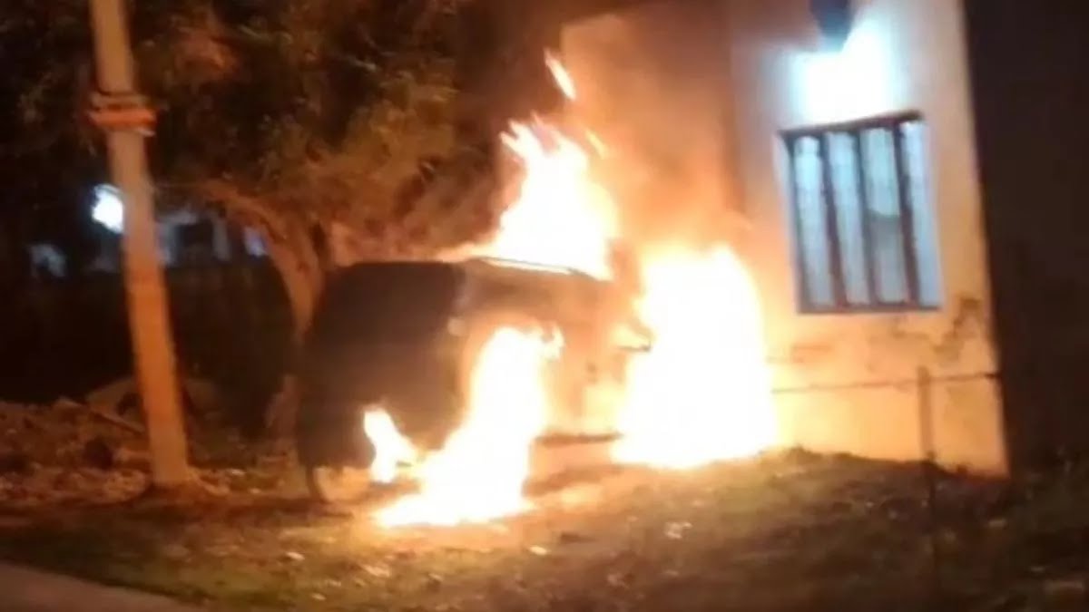 आगरा में लाइटर से घूम-घूमकर कारें जलाता रहा जुबैर, महज 27 मिनट में नौ कारों में लगा दी आग, जिस घर मिला भगवा झंडा वही बना निशाना
