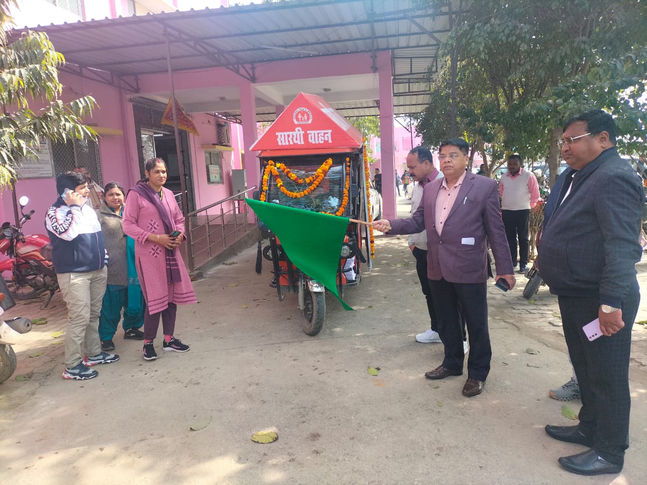 हरदोई: परिवार नियोजन के संदेशो के पहुॅचाने के लिये रवाना हुए सारथी वाहन।
