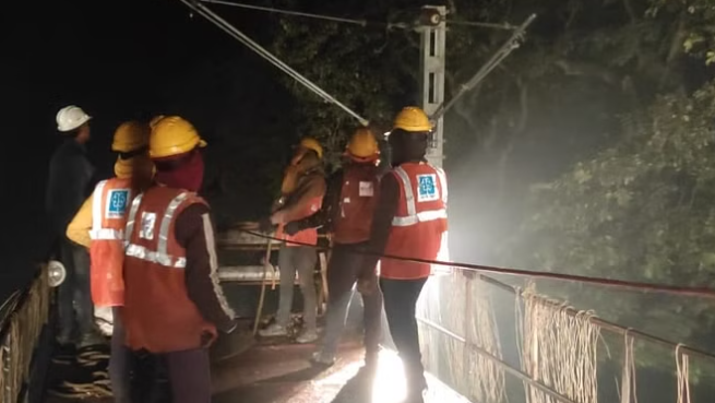 पीलीभीत में माला के बीच रेलवे ट्रैक के विद्युतीकरण का काम शुरू