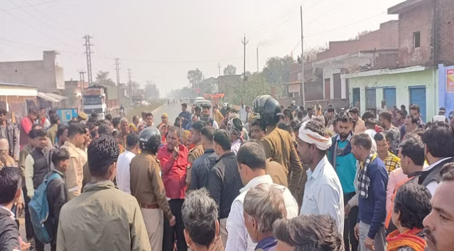 मैनपुरी रोड पर दर्दनाक हादसा, मैक्स गाड़ी ने रौंदे बाइक सवार, मामा की मौत, भांजा घायल